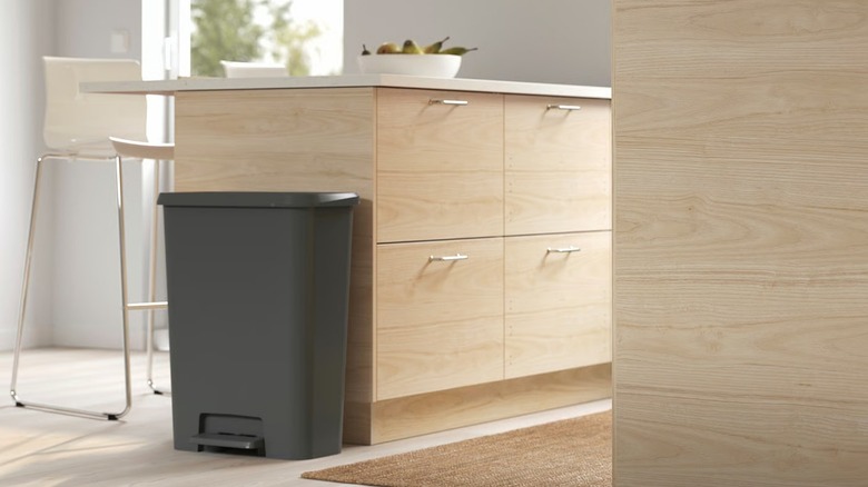 KNÖCKLA Step trash can in modern kitchen