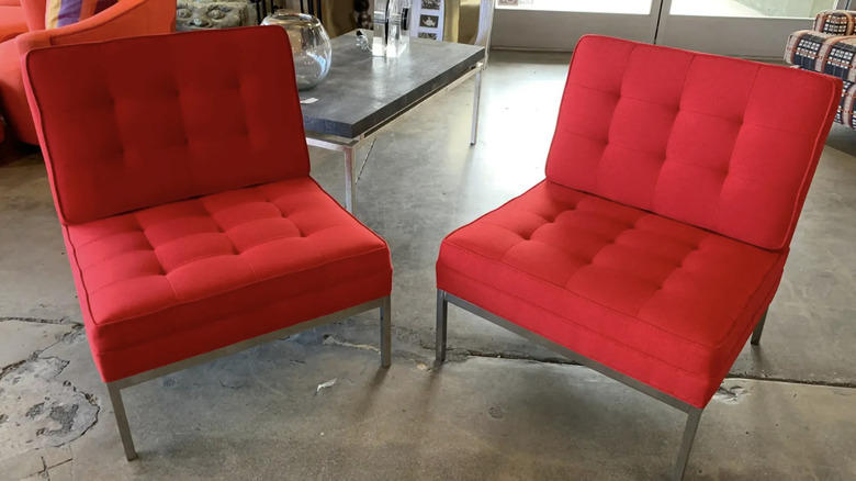A pair of red Florence Knoll lounge chairs in a furniture store