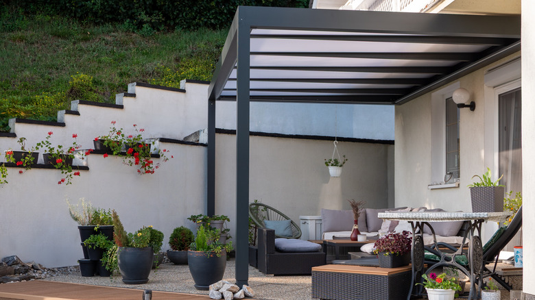 A patio with seating and an aluminum pergola