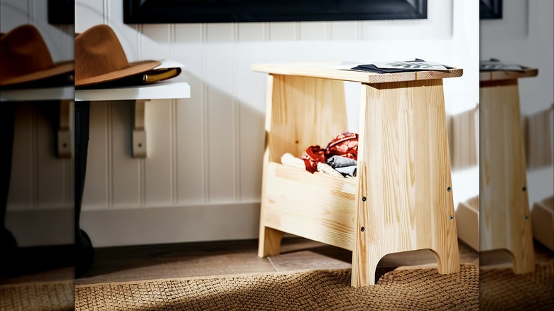 PERJOHAN Stool in entryway used for storage