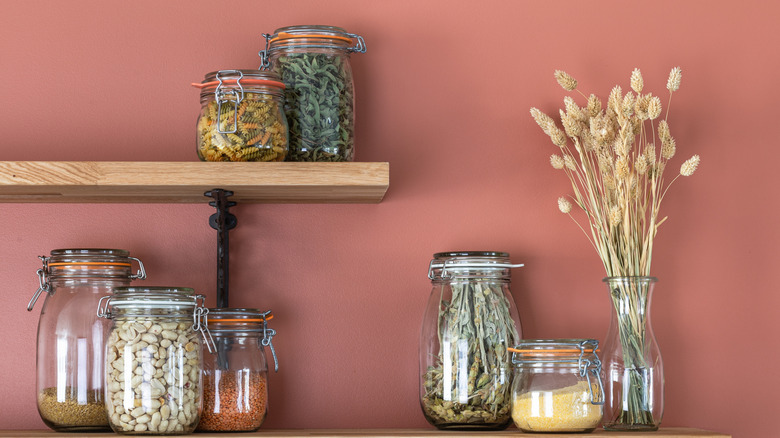 Kitchen wall in terracotta