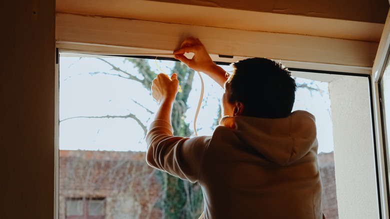 Make recaulking window frame