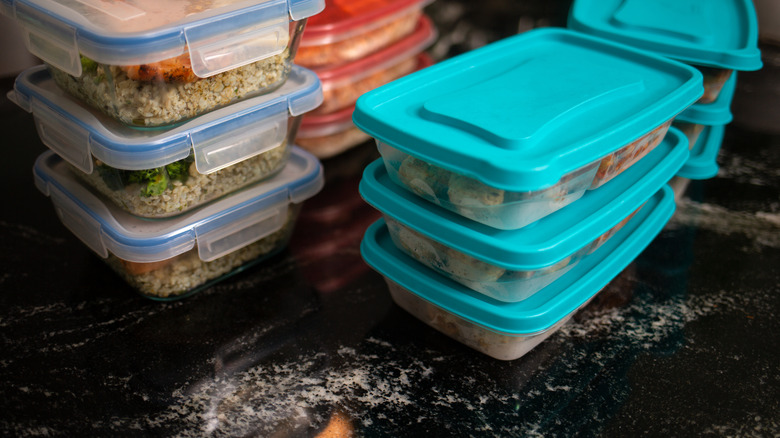Plastic food containers 