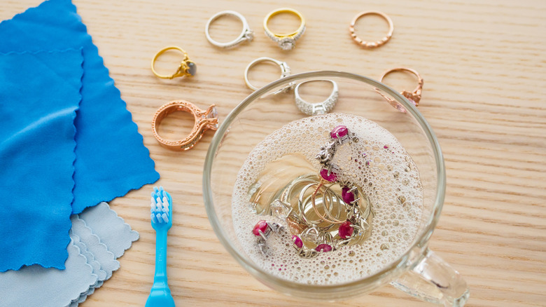 Cleaning jewelry 