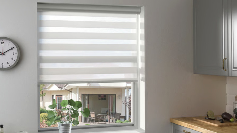 The TANDLUNDFLY blind from IKEA over a window in a gray kitchen