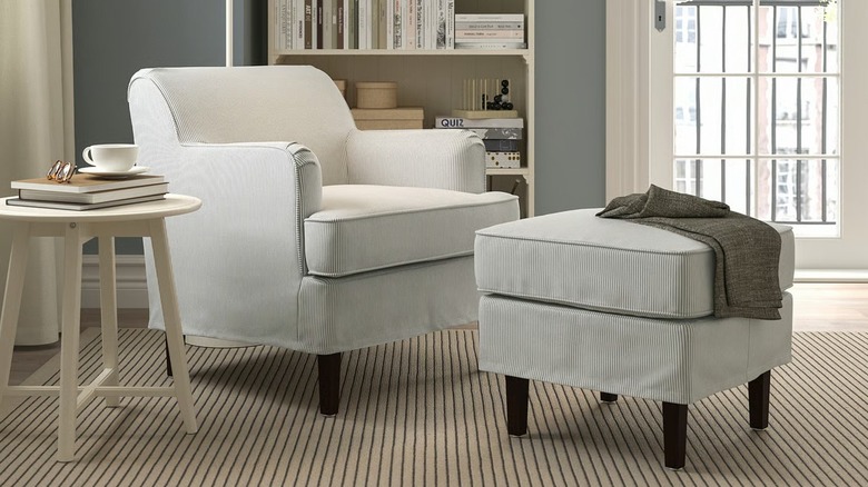 ROCKSJÖN Ottoman in front of matching accent chair