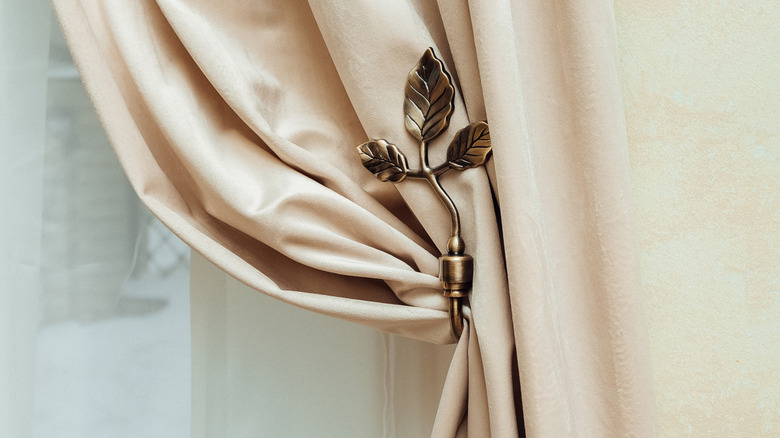 brass leaf tieback