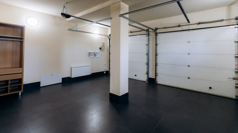 Large garage with drywall painted beige on the walls