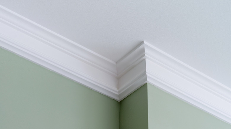 clean crown molding in room