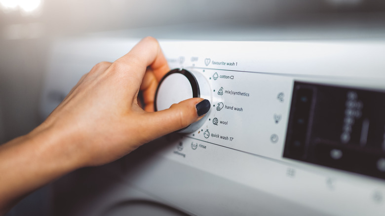 hand selecting washer setting