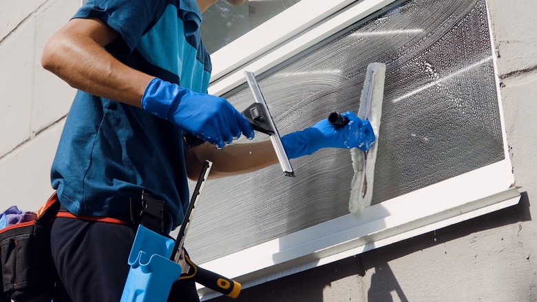 Cleaning an exterior window