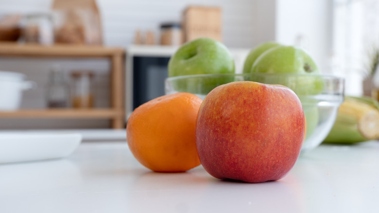 Fruit in a bowl on the kitchen counter
