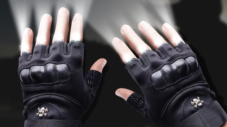 Fingerless gloves with flashlights on each finger