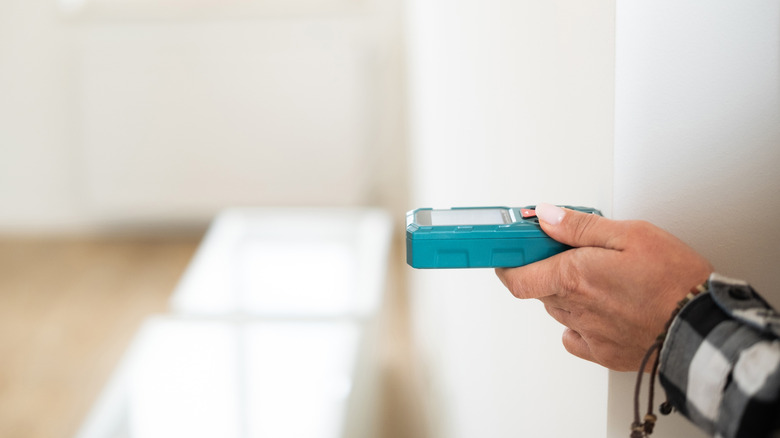 measuring with a laser measure