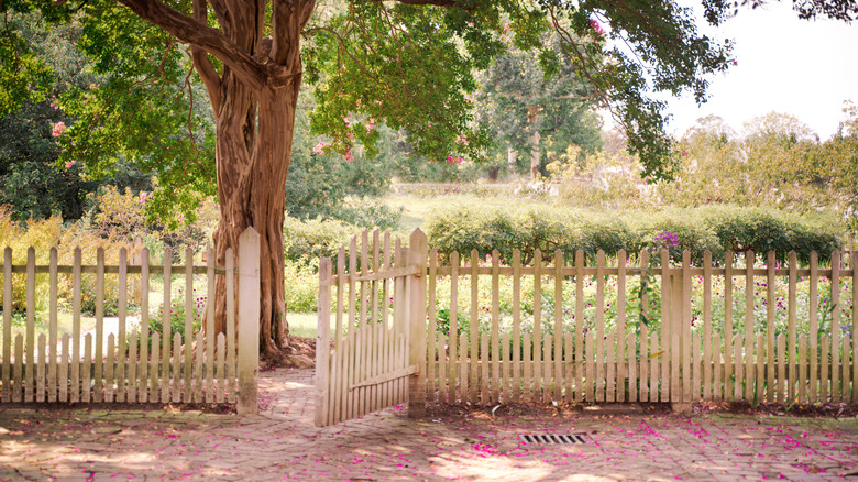 fence with different posts