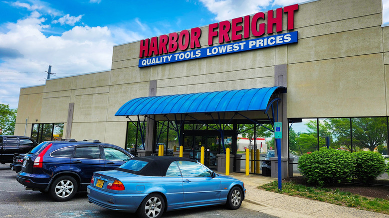 Cars parked out the front of a Harbor Freight store.