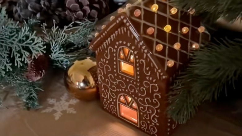 Gingerbread house decoration
