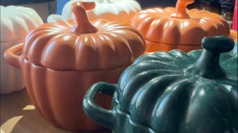 Pumpkin-shaped lidded bowls