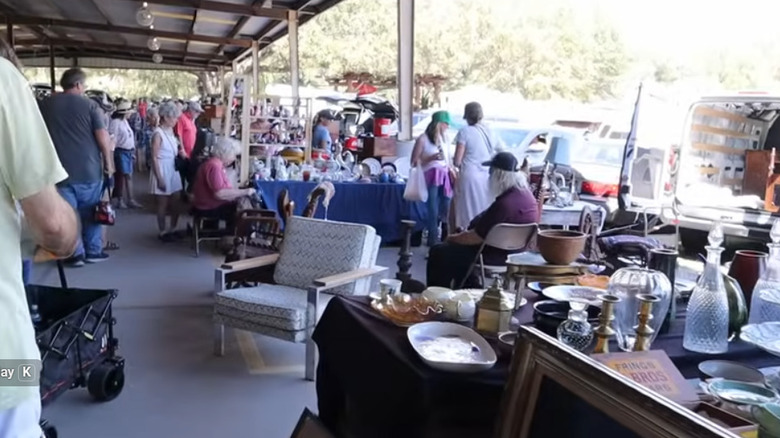 People shopping the Antiques & Collectors Extravaganza