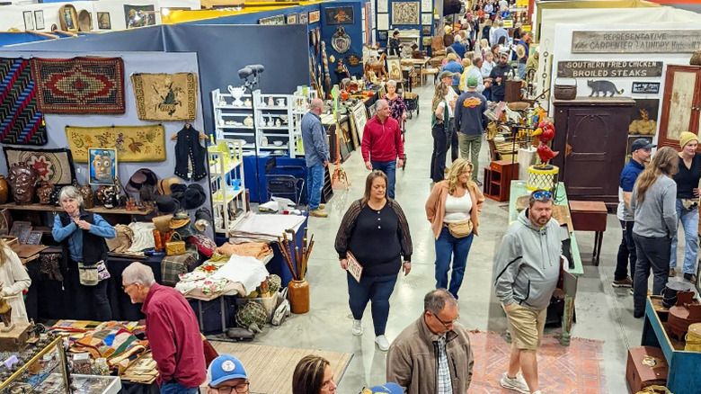People shopping at the Nashville Show.
