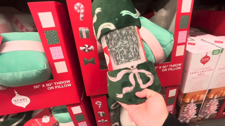 An emerald green throw blanket covered in bows