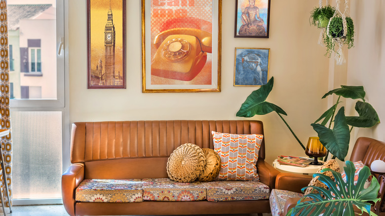 '60s leather sitting area