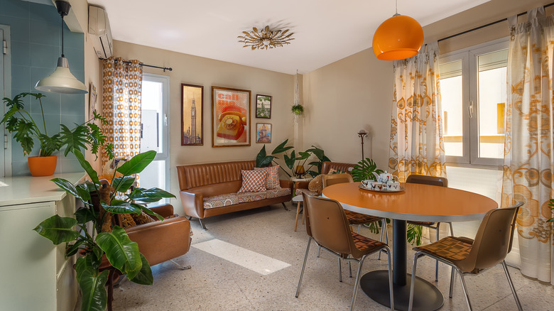 '60s orange dining room