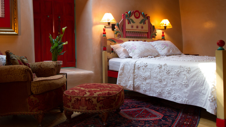 Bedroom with clay-colored walls and desert hues