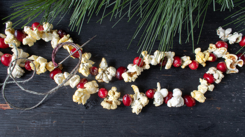 Popcorn and cranberry DIY christmas garland
