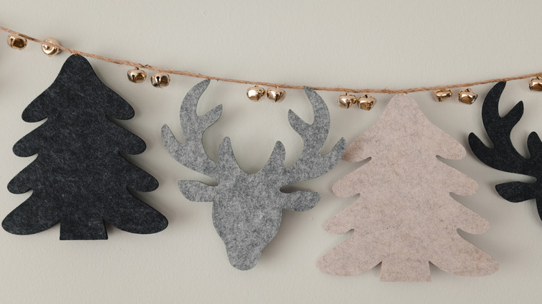 Garland made of felt Christmas shapes
