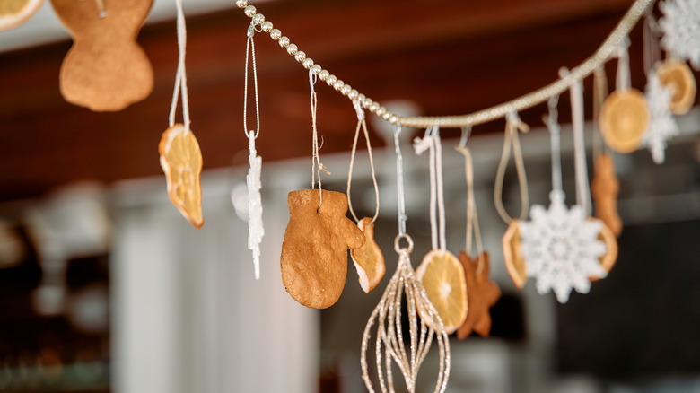 Orange and gingerbread garland
