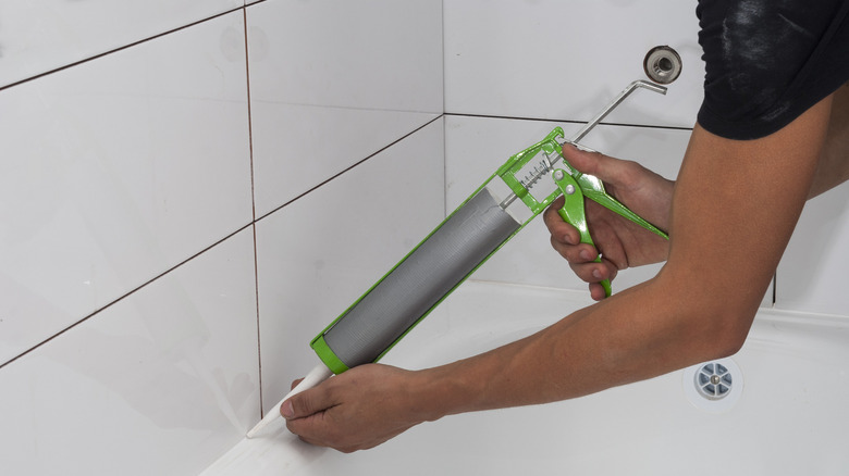 15 Genius Tips For Caulking The Bathtub, How To Clean Old Caulking From Bathtub
