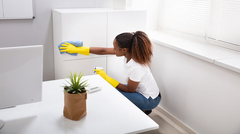 https://www.housedigest.com/img/gallery/15-genius-tips-for-cleaning-your-kitchen-cabinets/start-high-go-low-1634826087.jpg