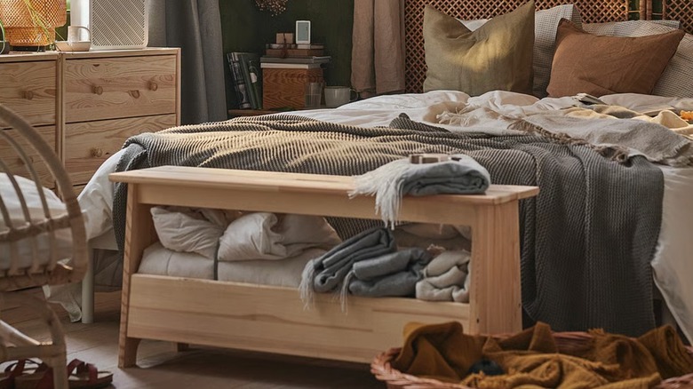 PERJOHAN Bench at the end of a bed full of blankets