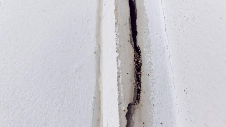 A cracked white wall