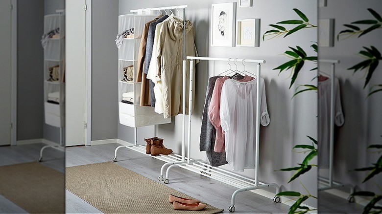 RIGGA Clothes racks with clothing