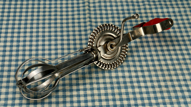 Hand-crank mixer
