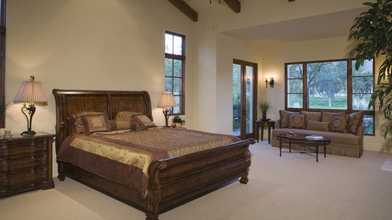 Dark wood sleigh bed in a bedroom