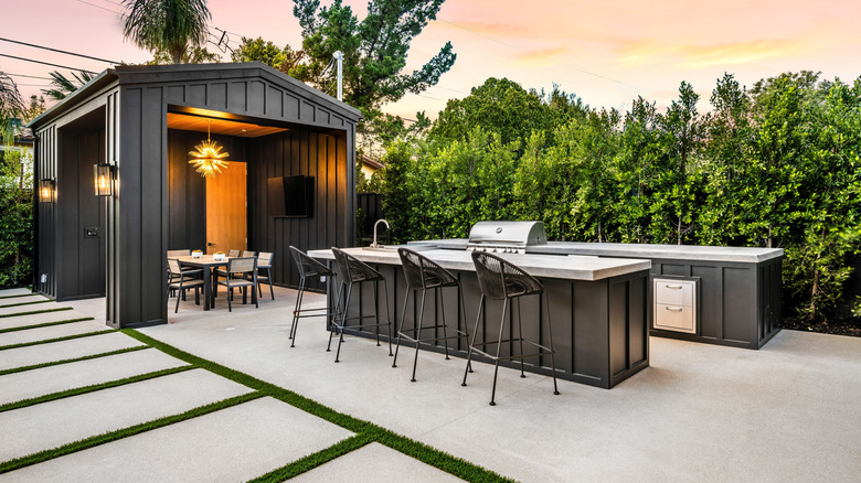 outdoor kitchen area in garden
