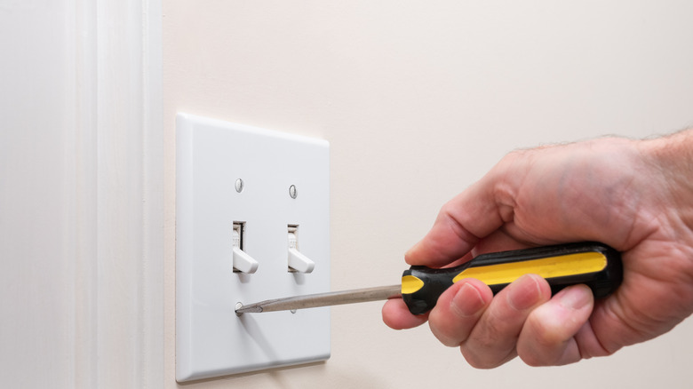Removing a switch cover