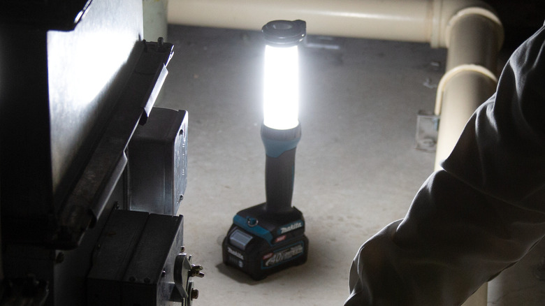 Makita's 40V Max XGT Cordless L.E.D Lantern/Flashlight