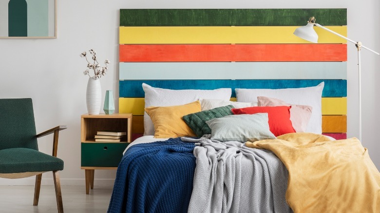 Colorful pallet headboard bed