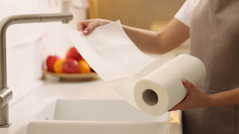 Person taking a piece of paper towel from roll