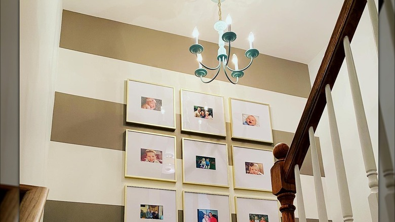 Accent wall in a stairway with wide stripes