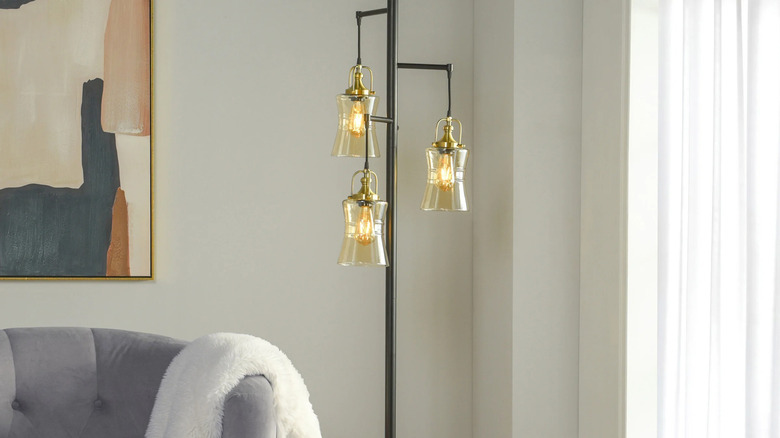 Vintage-looking 3-light floor lamp