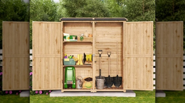 The wooden Asofer shed with an asphalt roof.