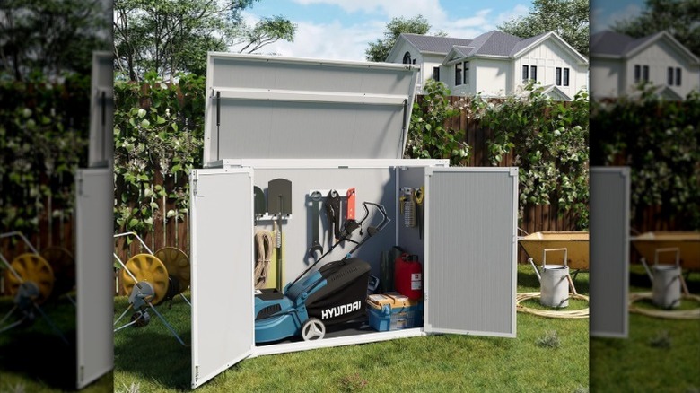 The compact Seizeen shed in light gray full of tools.