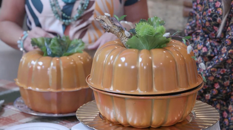 two bundt pans as pumpkins