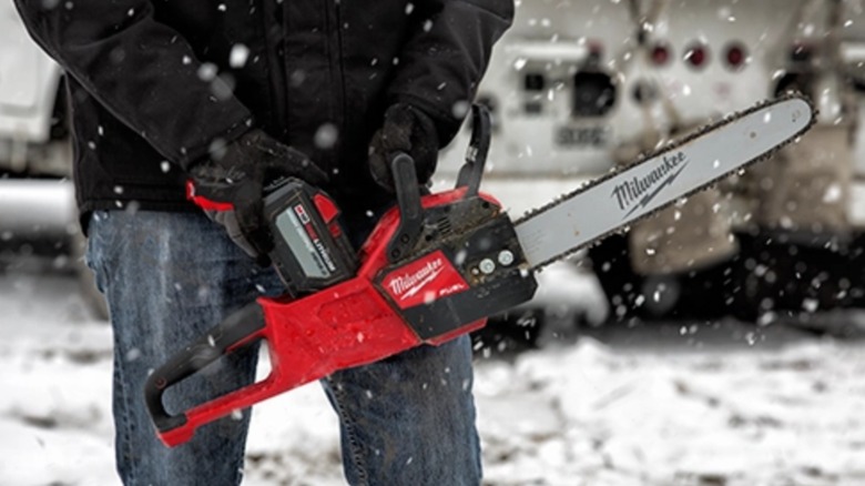 Milwaukee M18 FUEL 16 in. Chainsaw Kit