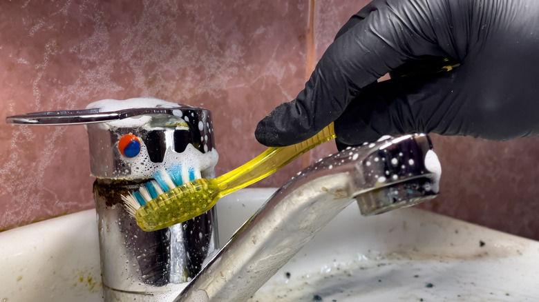 A person cleans hard water with toothpaste